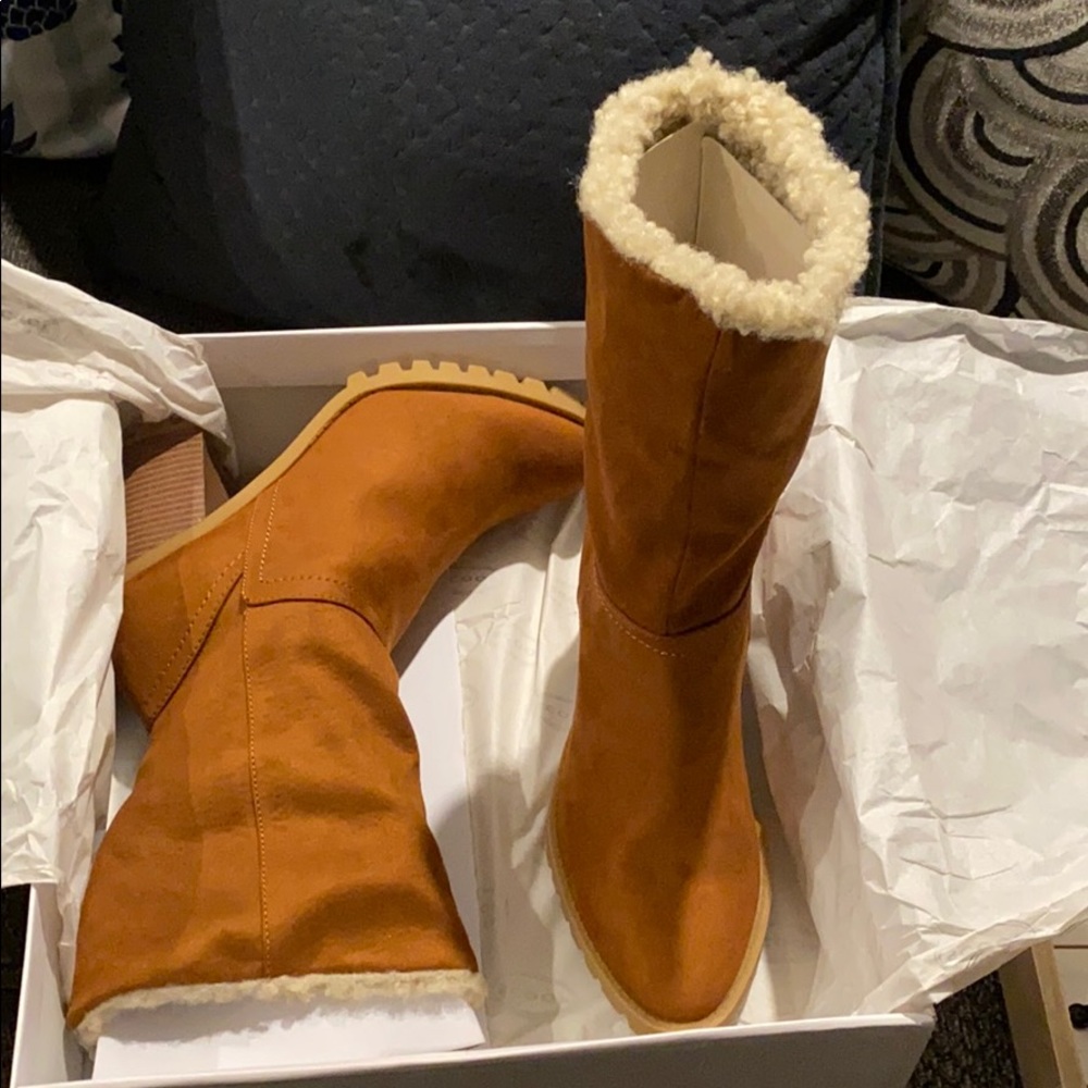 Women’s Scoop lined Boots. Size 8.